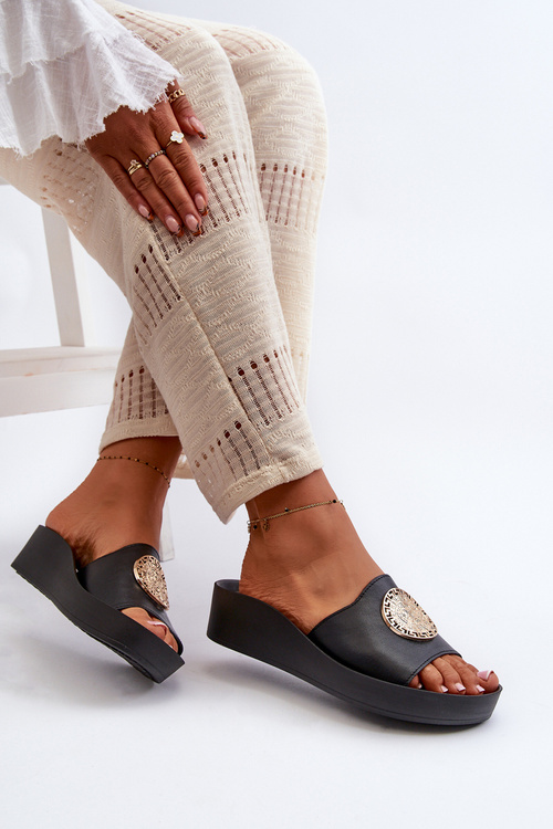 Шкіряні жіночі босоніжки на танкетці Zazoo 2920 із золотими деталями