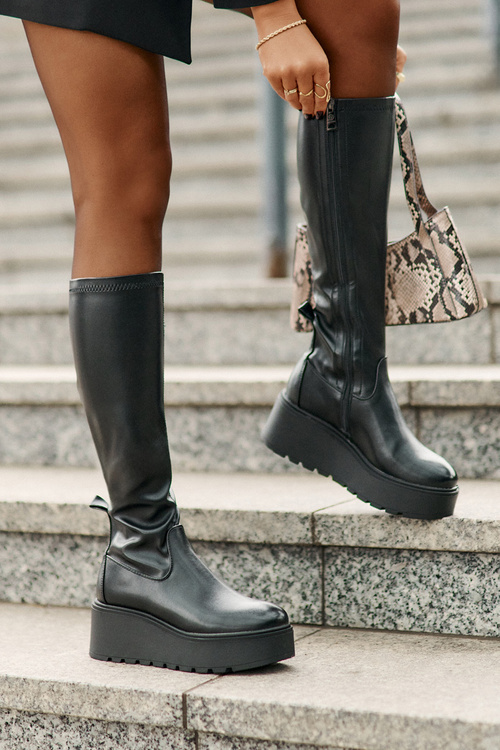Жіночі високі чоботи на платформі та танкетці чорні Vinceza 58342