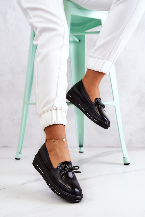 Жіночі лаковані лофери на танкетці чорні з оборками