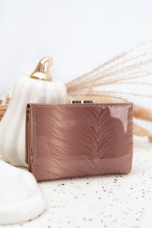 Лакований жіночий гаманець із дрібними деталями бежевий Cermina