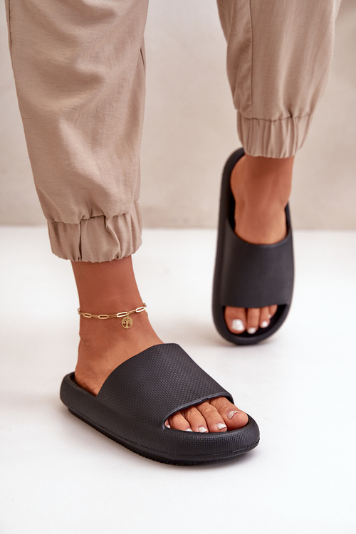 Жіночі легкі поролонові тапочки на товстій підошві чорного кольору Querceria