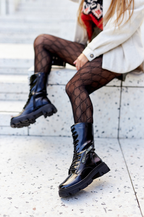 Похідні черевики на плоскій підошві лаковані TR747 чорного кольору