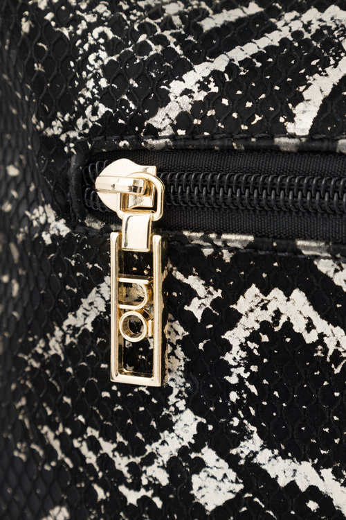 Класична сумка-мессенджер зі змійкою NOBO N1340-CM23 чорно-золота