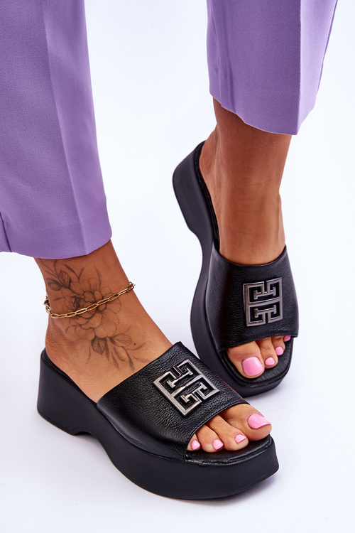 Жіночі шкіряні тапочки на платформі з прикрасами чорного кольору Renna