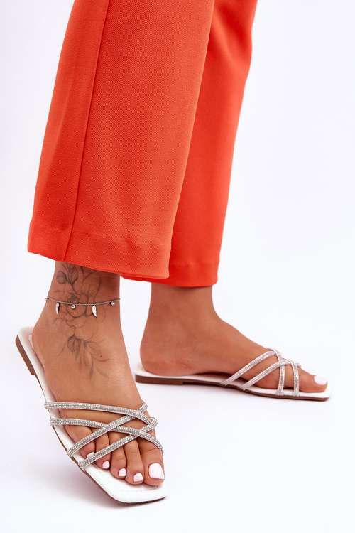 Жіночі босоніжки зі смужками і стразами білі Leomi