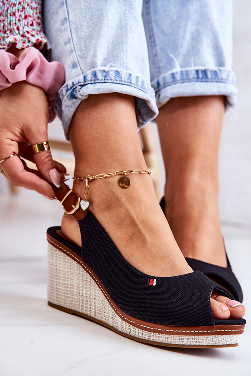 Жіночі зручні босоніжки з пряжкою чорні Thallas