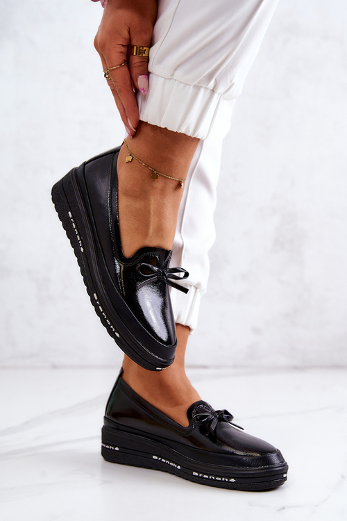 Жіночі лаковані лофери на танкетці чорні з оборками