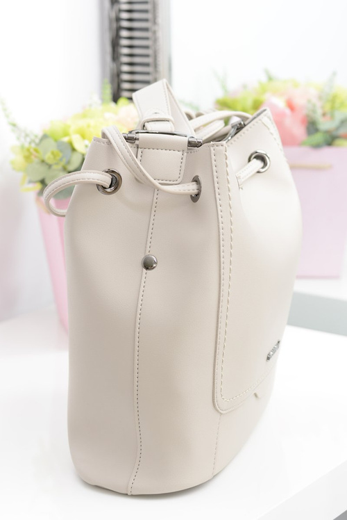 Бежева жіноча сумка через плече Monnari