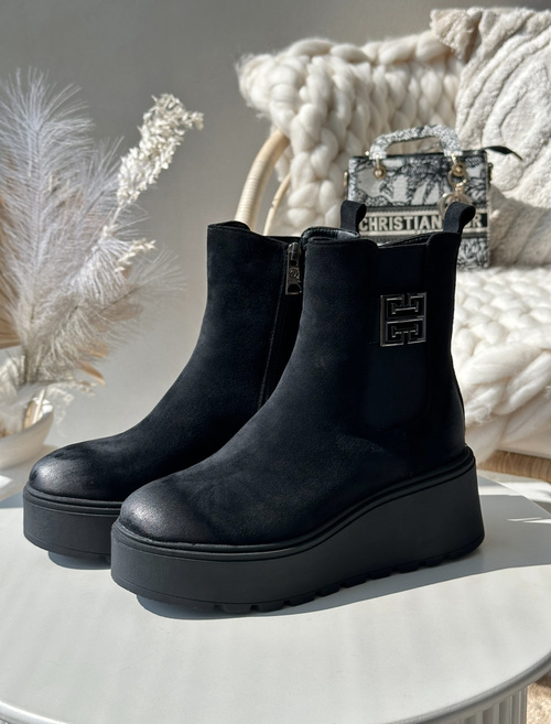 Теплі ботильйони жіночі на танкетці та платформі з еко замші чорні Vinceza 58339