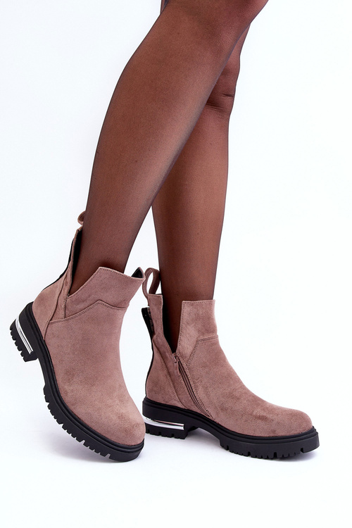 Замшеві ботильйони на плоскій каблуці та вирізах темно-бежевого кольору Lamedella