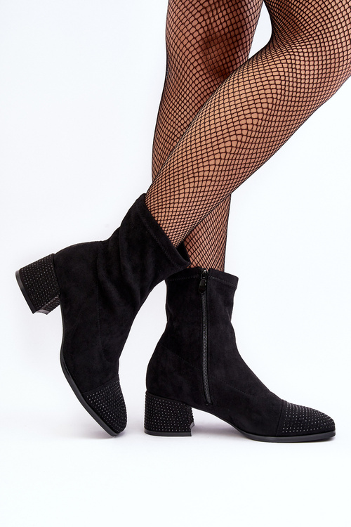 Жіночі чоботи на низькому каблуці з прикрасами чорного кольору Vissias