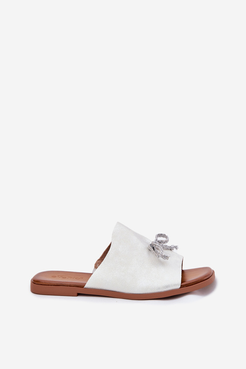 Жіночі сандалі на плоскому каблуці з декоративним зав'язуванням срібні Norela