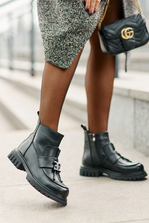 Шкіряні ботильйони на плоскій каблуці та декорі утеплені чорного кольору Asperra