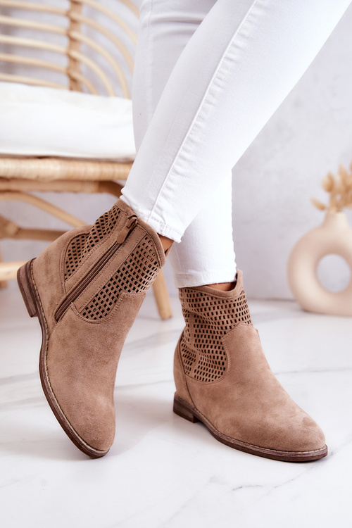 Замшеві жіночі чоботи на прихованій танкетці, бежеві Solene