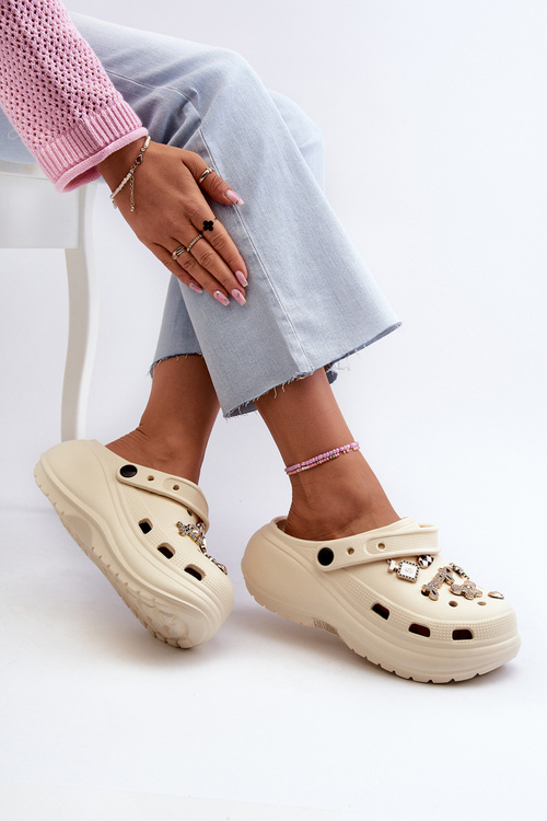 Жіночі легкі пінопластові босоніжки на товстій підошві з декоративними шпильками бежевого кольору Effiora