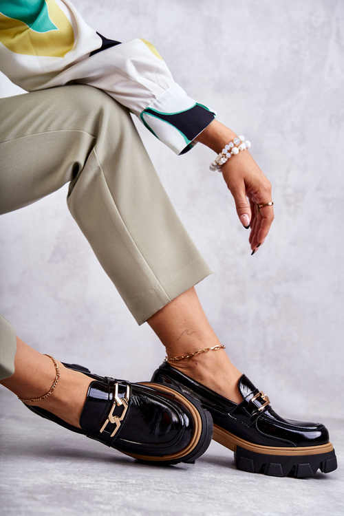 Лаковані туфлі на високих підборах із золотим орнаментом. Чорні лурди