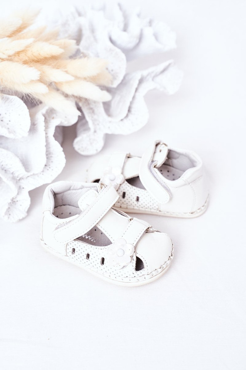Дитячі шкіряні босоніжки на липучці білі квіти