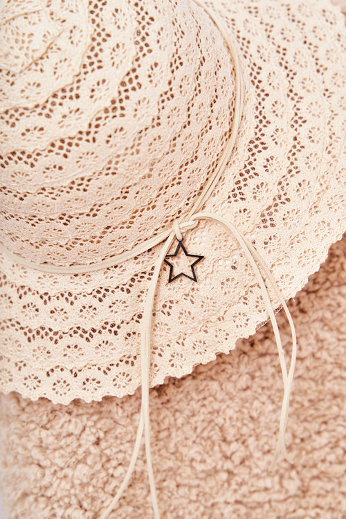 Жіноча ажурна шапка бежева Mera