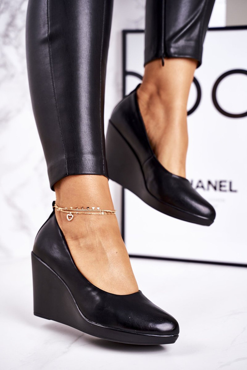 Жіночі класичні туфлі на танкетці чорні Ivonne