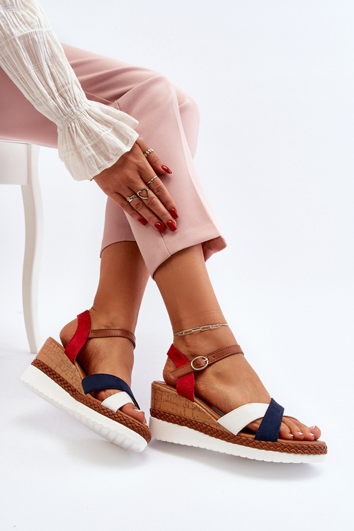 Босоніжки на танкетці з білими та темно-синіми ремінцями Kioda