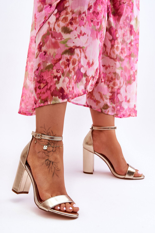 Золоті індивідуальні босоніжки на високих підборах