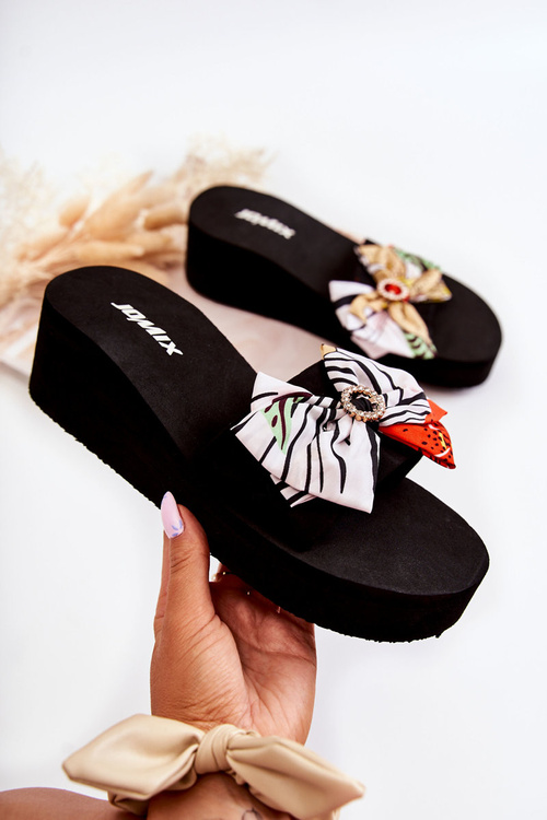 Жіночі поролонові тапочки на танкетці білі Silana