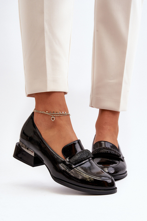 Жіночі лаковані туфлі на низькому каблуці бежеві Marilni