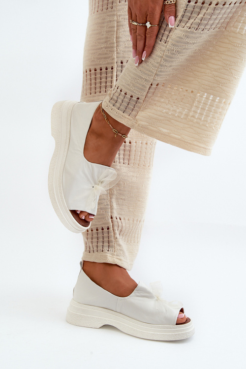 Білі жіночі шкіряні босоніжки з бантом Zazoo 2939