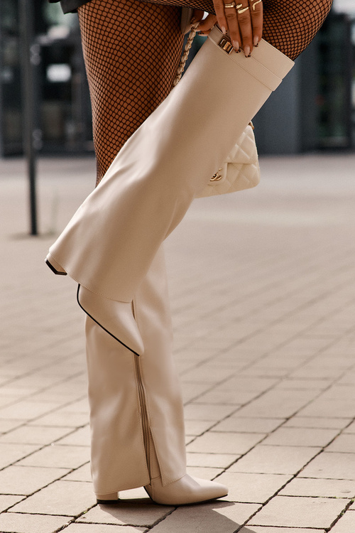 Чоботи жіночі з екошкіри на підборах світло-бежеві Avamora