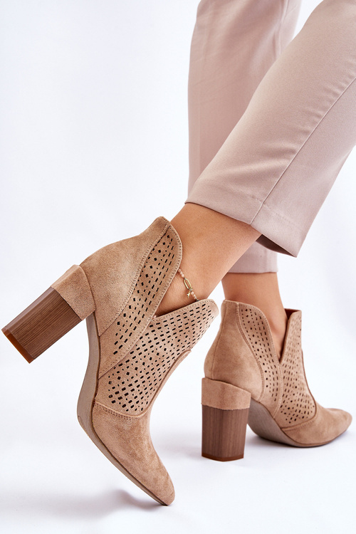 Модні замшеві ажурні чоботи на підборах бежеві Genevi
