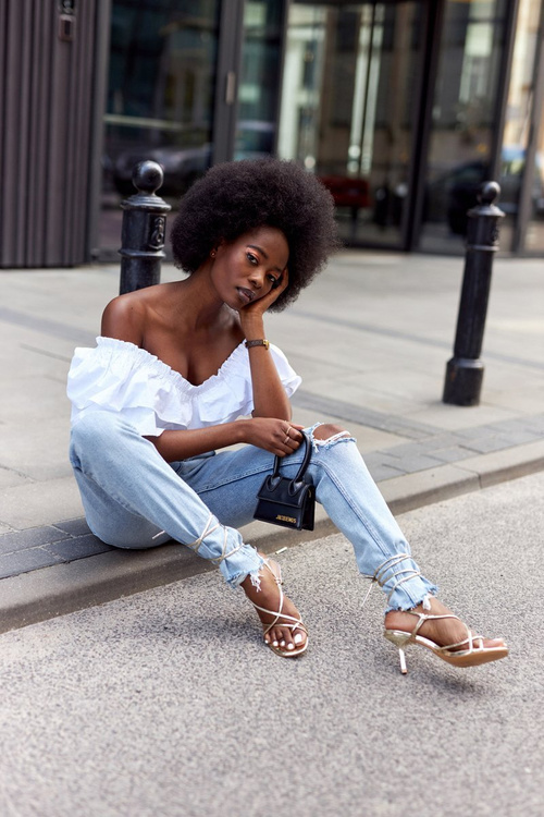 Босоніжки на високих підборах із шнурівкою та квадратним носком. Золотий подіум