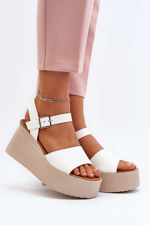 Жіночі босоніжки на танкетці білі Geferia