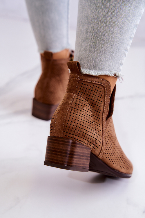 Ажурні замшеві чоботи з вирізом коричневого кольору