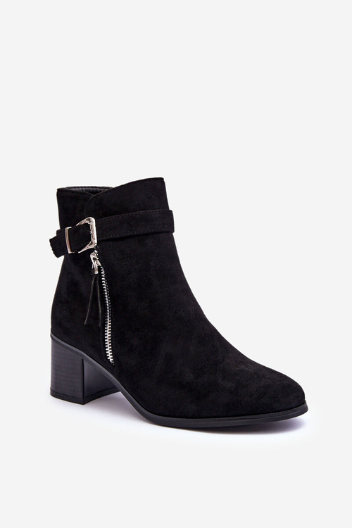 Чорні шкіряні чоботи з каблуком із пряжкою