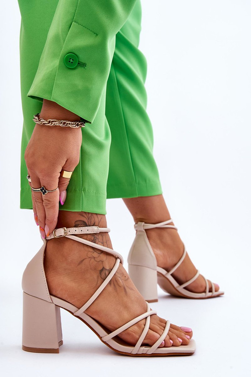 Шкіряні модні жіночі босоніжки на підборах бежеві Primma