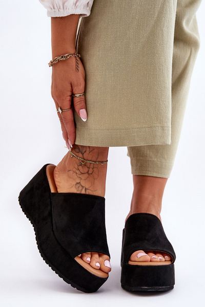 Жіночі тапочки на масивній платформі Black Martina