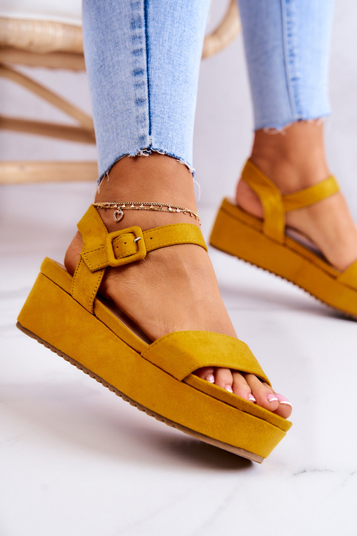 Замшеві босоніжки на платформі жовтого кольору