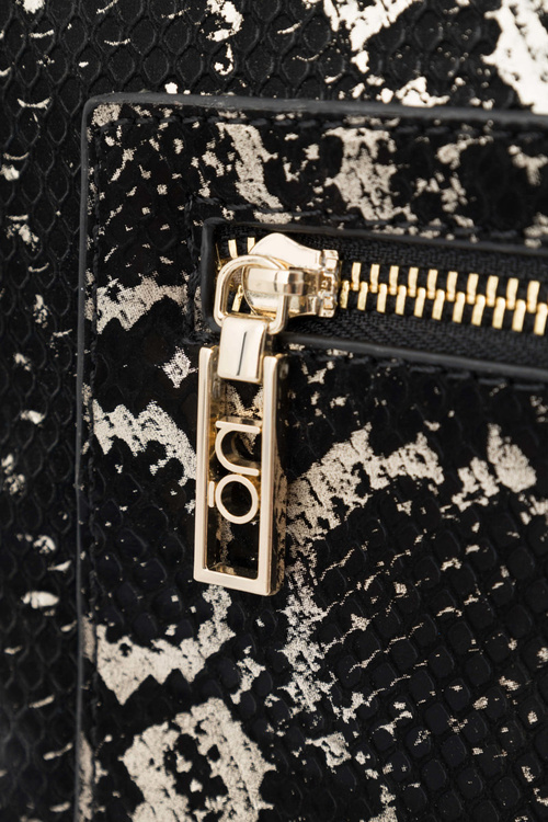 Сумка-почтальон NOBO з атласним візерунком N1330-CM23 чорно-золота