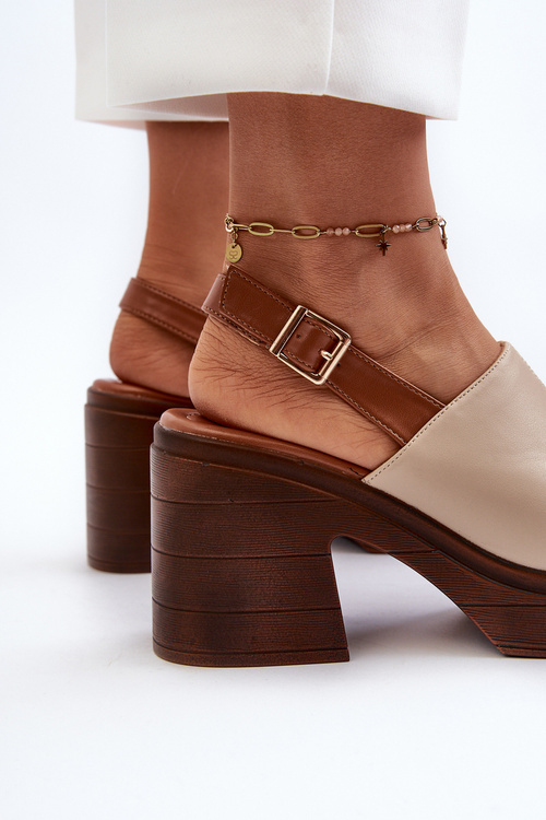 Елегантні жіночі босоніжки з бежевої екошкіри на блочному каблуці Vattima