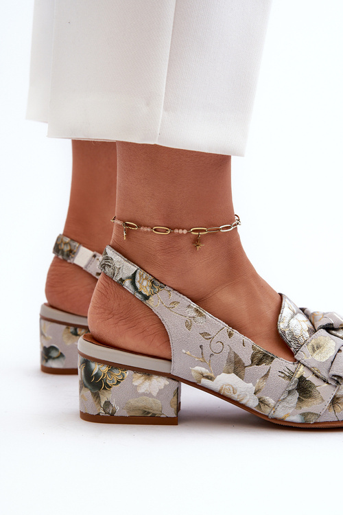 Жіночі шкіряні босоніжки на низькому каблуці в квіти Maciejka N6539-38 Зелений