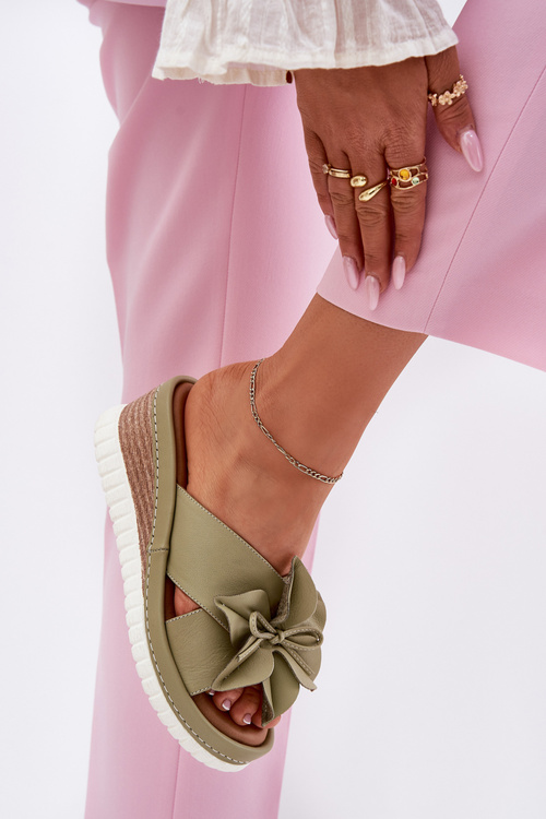 Шкіряні Жіночі Сандалі На Каблуку З Декоративною Квіткою Artiker 52C0503 Зелений