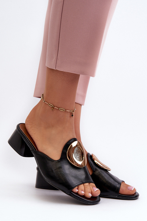 Елегантні жіночі босоніжки на низькому каблуці з золотим декором Black Uzimila