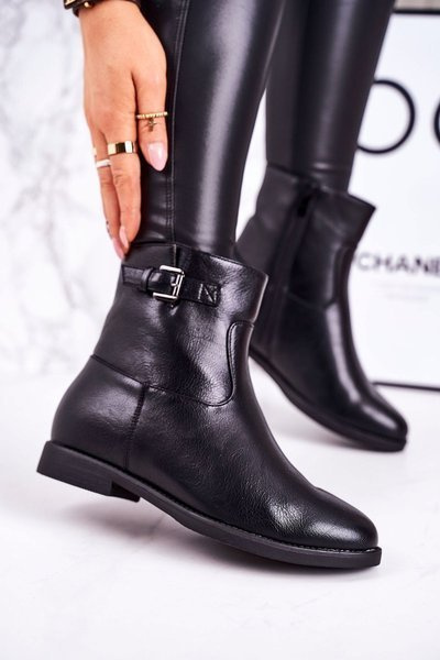 Жіночі утеплені чоботи з пряжкою чорного кольору