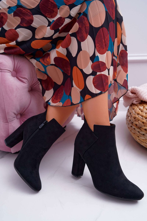 Жіночі чоботи на шпильці замшеві чорні з воланами