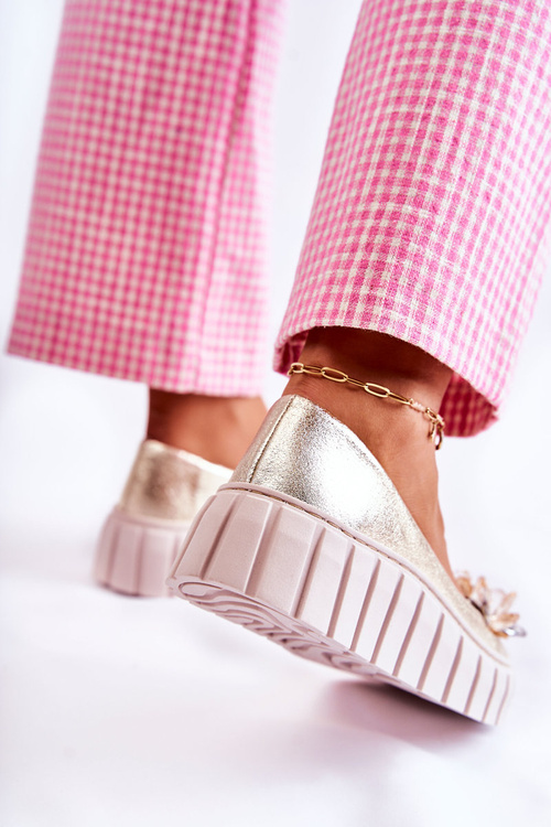 Шкіряні балетки на платформі з золотим орнаментом