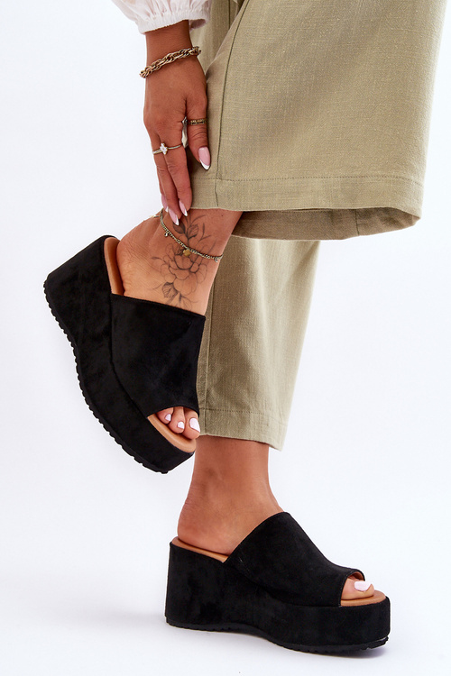 Жіночі тапочки на масивній платформі Black Martina