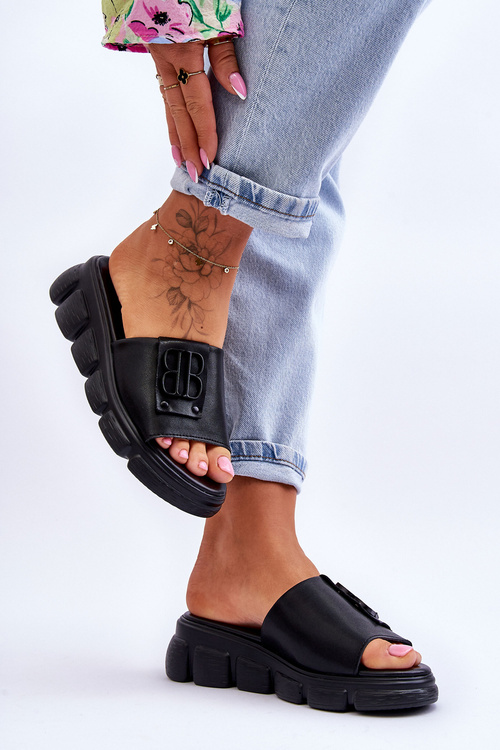 Жіночі шкіряні тапочки на платформі з декором Монро чорного кольору