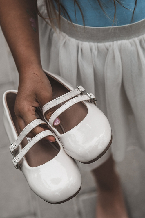 Бежеві лаковані дитячі балетки з бретельками Margenis