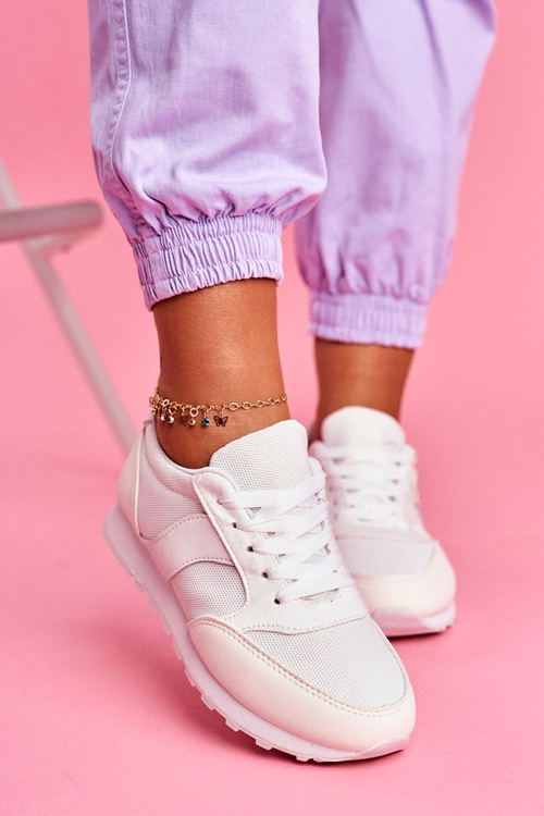 Спортивне жіноче взуття білого кольору