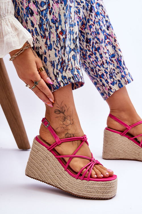 Модні босоніжки на танкетці з косою кольору фуксії Nessia